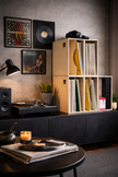 Knosti Archifix Box Woodline aus Holz zur Aufbewahrung von Schallplatten - 5 Boxen zusammengestellt als Regal in einem Interieur